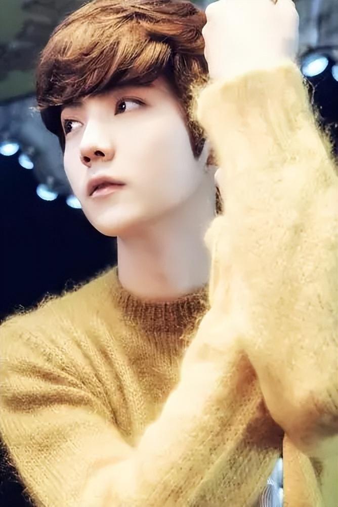 鹿晗踢球和网友合影，脸部圆润精神状态好，被嘲已发福！
归国流量鹿晗近期被偶遇在球