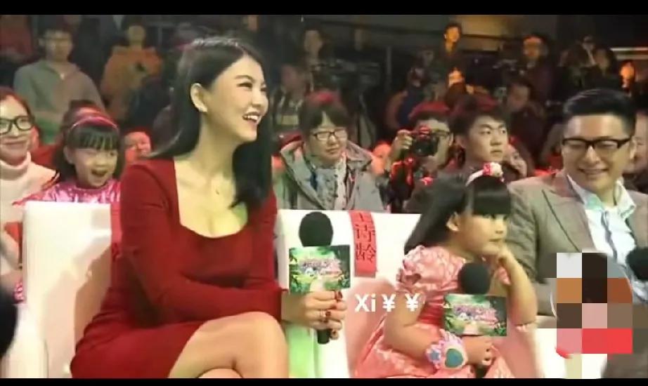 这时候的李湘还是很漂亮的，生了女儿王诗龄，身材也没有走样。脖子纤细，还有锁骨，少