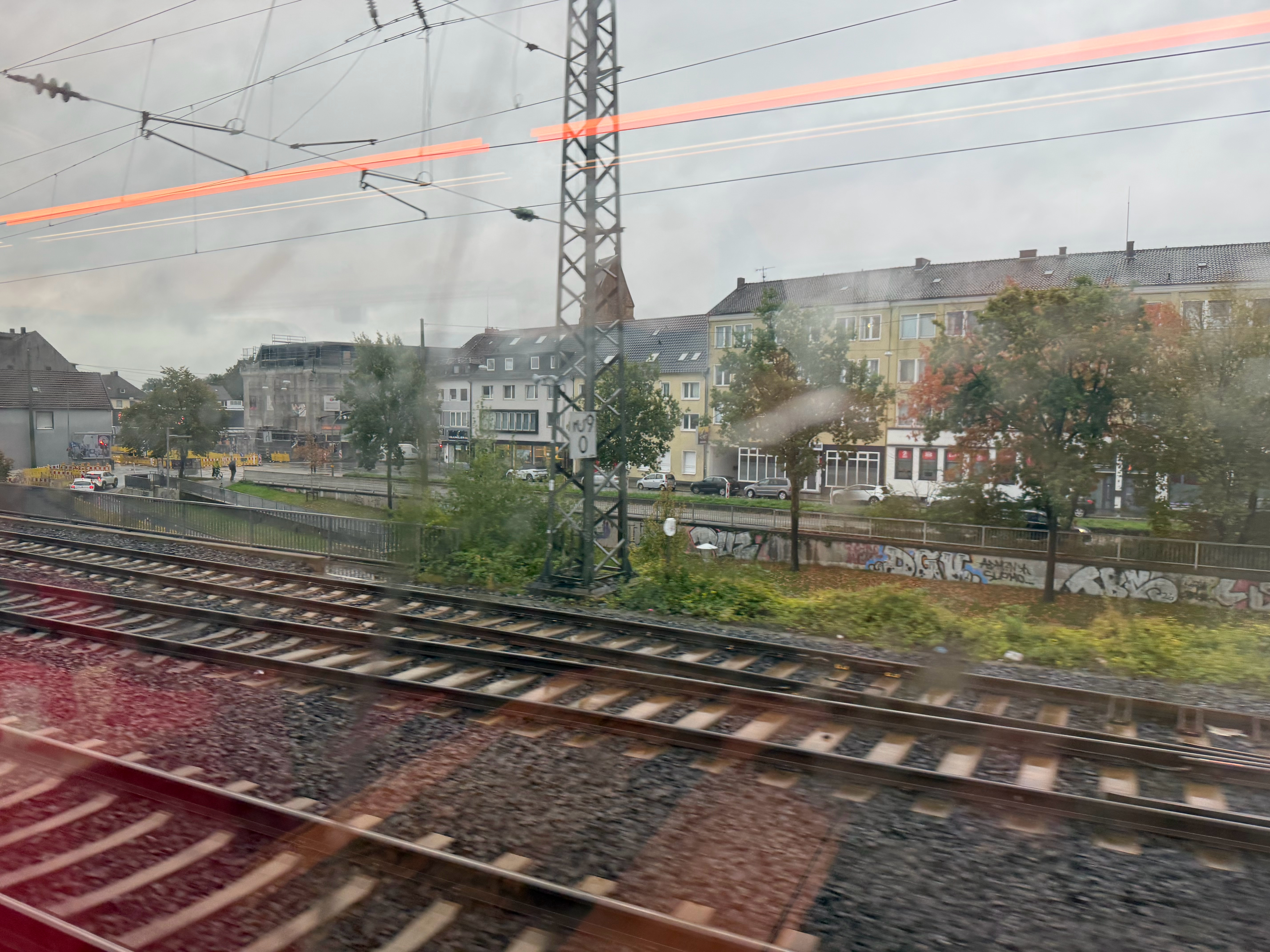 乘高铁🚅到杜塞的途中，由于前方出现问题，停下来等候，不知什么时候能够启动。这是