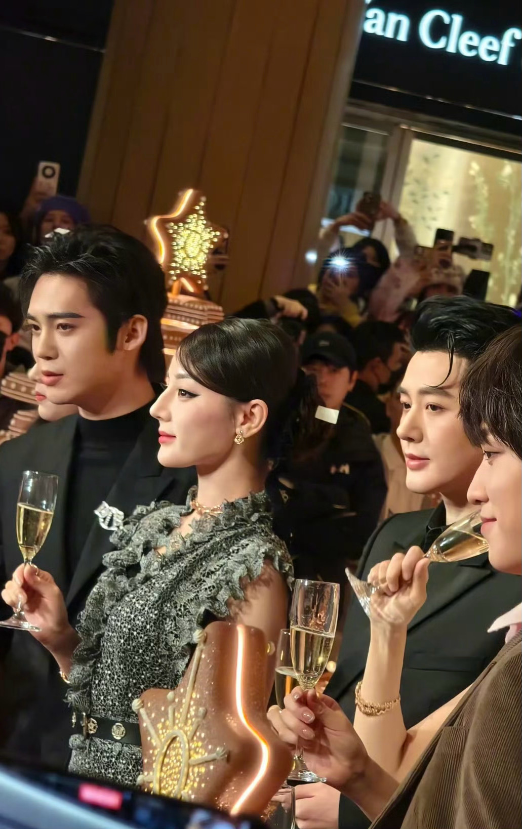 迪丽热巴邓为于适同框 迪丽热巴、邓为、于适活动现场同框 