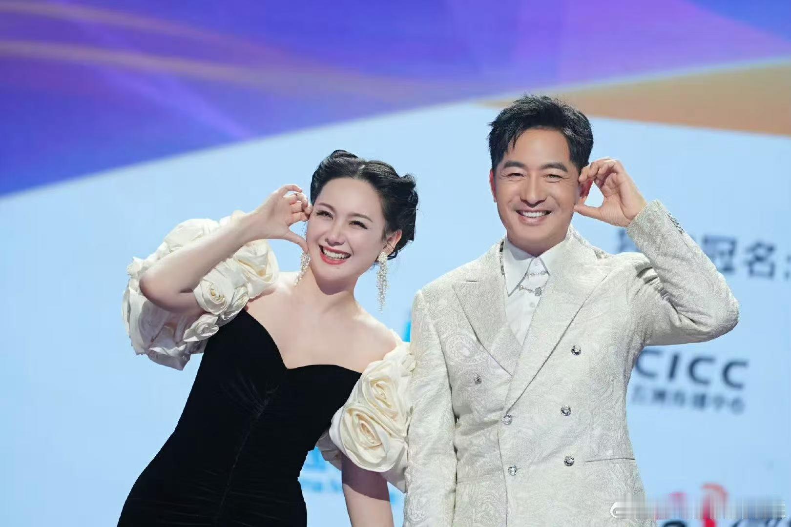 程莉莎感谢颜安姚琛带飞郭晓东 被家属的真诚致谢戳到，郭晓东本身不擅长唱跳，能拿出