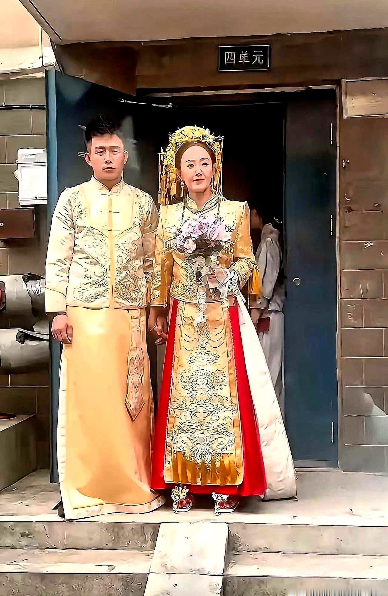 这两天全网刷爆的婚礼视频，新郎全程耷拉着脸，新娘却笑开花，镜头拉近一看，年龄差让