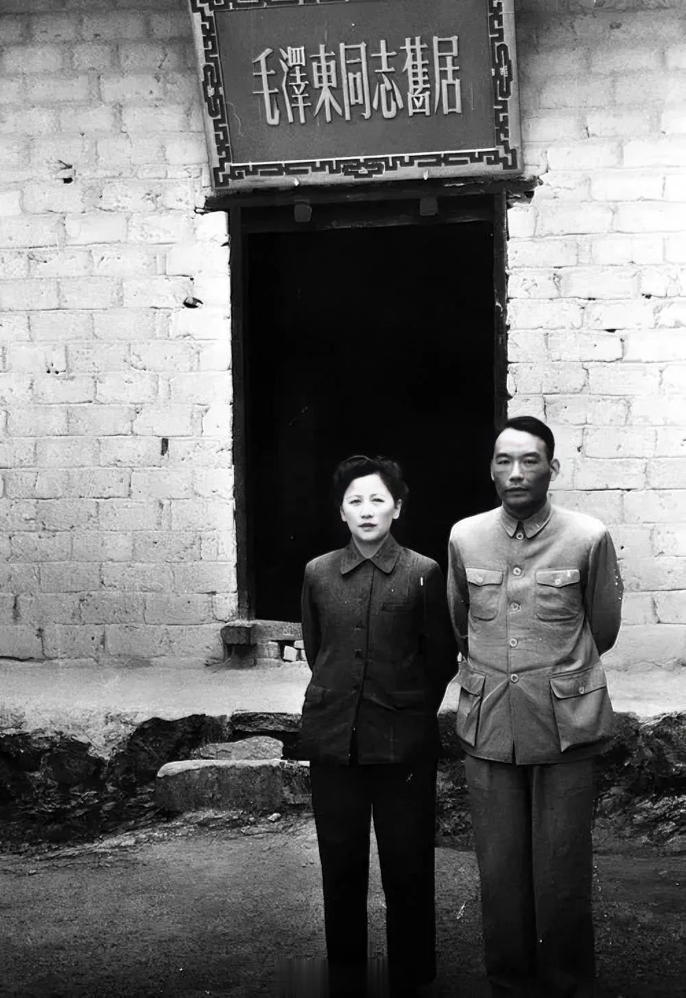 1961年，韶山。熊向晖夫妇的一张合影，此人面色沉静，目光坚毅，看起来深不可测。