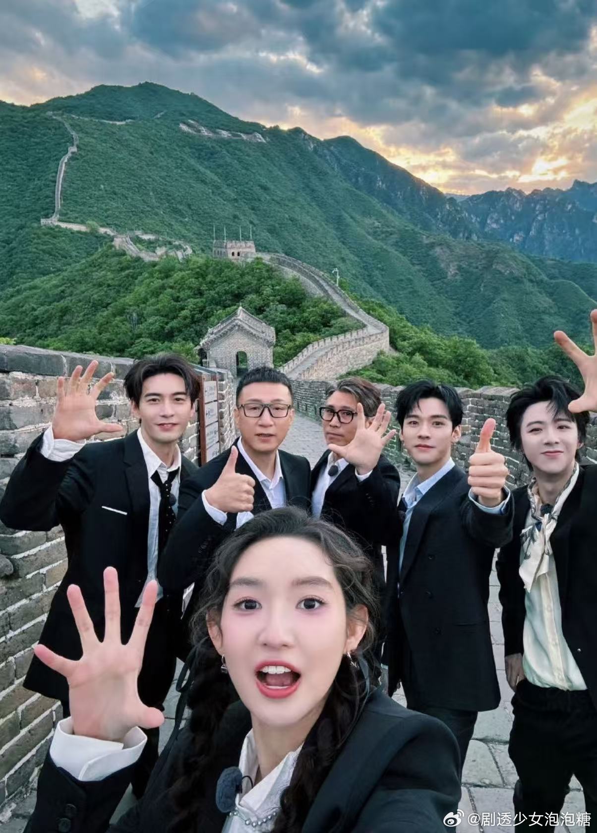 真的会被这种群像所吸引，好喜欢他们在一起的氛围！ ​​​