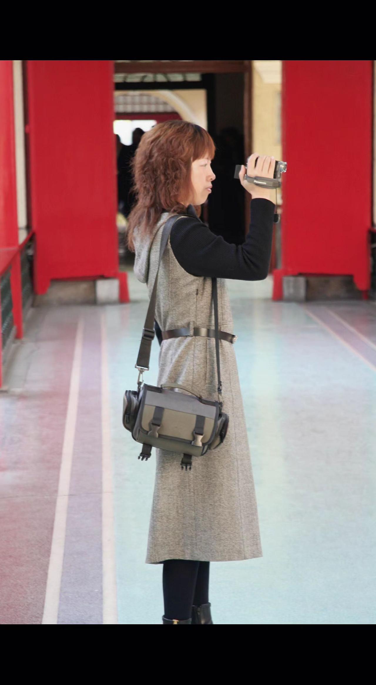 📸红墙是岁月的画框，镜头里藏着光阴的褶皱✨按下快门，让瞬间成为永恒的琥珀