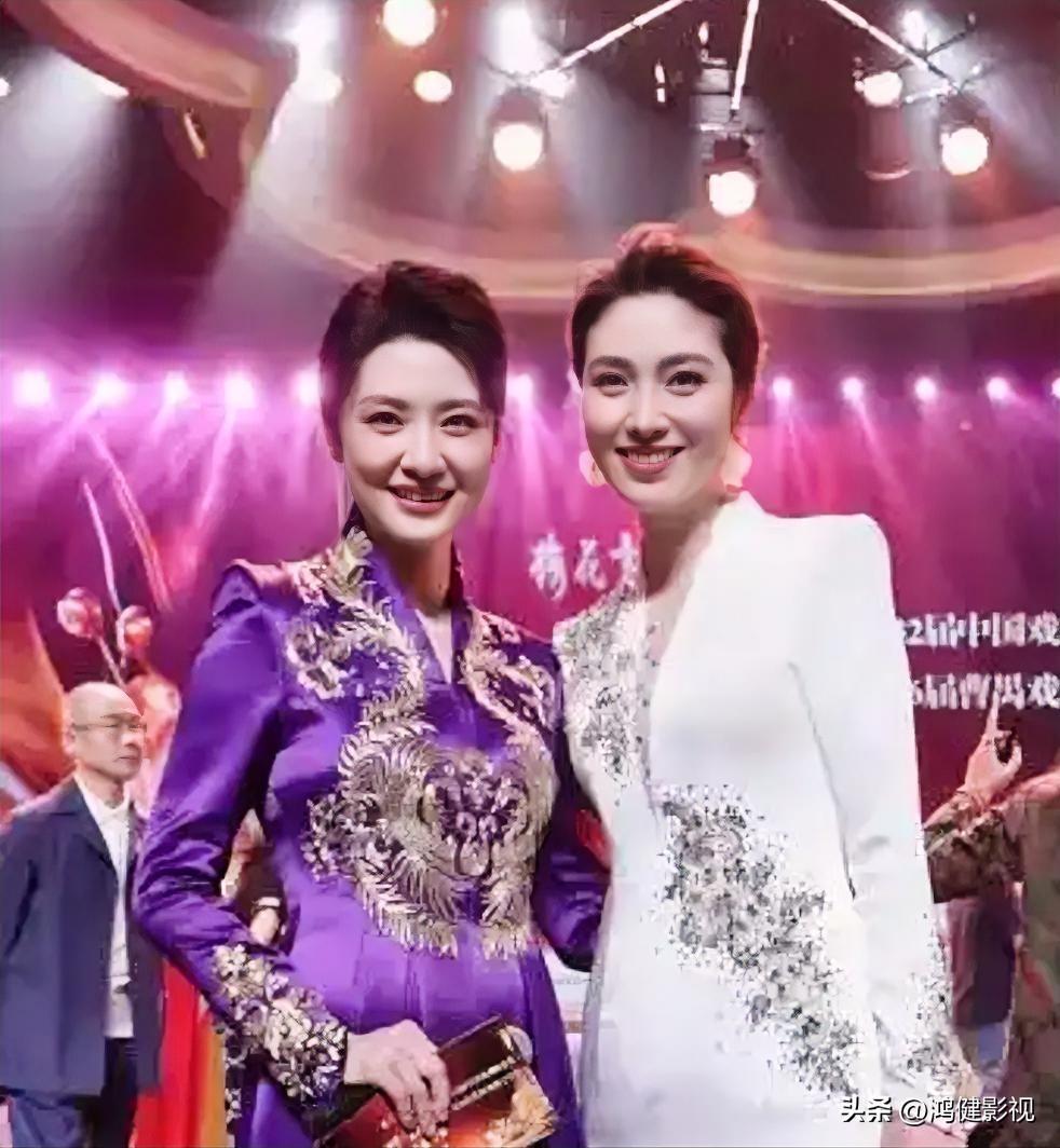 仔细看，左边的是细眉飞扬，秀韵多姿的周涛，凭借知性优雅的气质，沉稳的主持风格，成