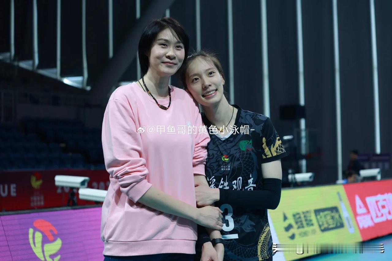 赵蕊蕊～现场观战深圳vs福建
女排联赛保级大战首回合较量，赵蕊蕊也来到了深圳主场