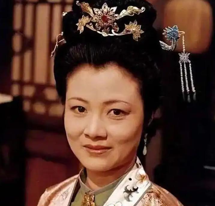 1983年，王贵娥跑去北京探亲，干脆打定主意不回去了。正巧看见报纸上登着《红楼梦