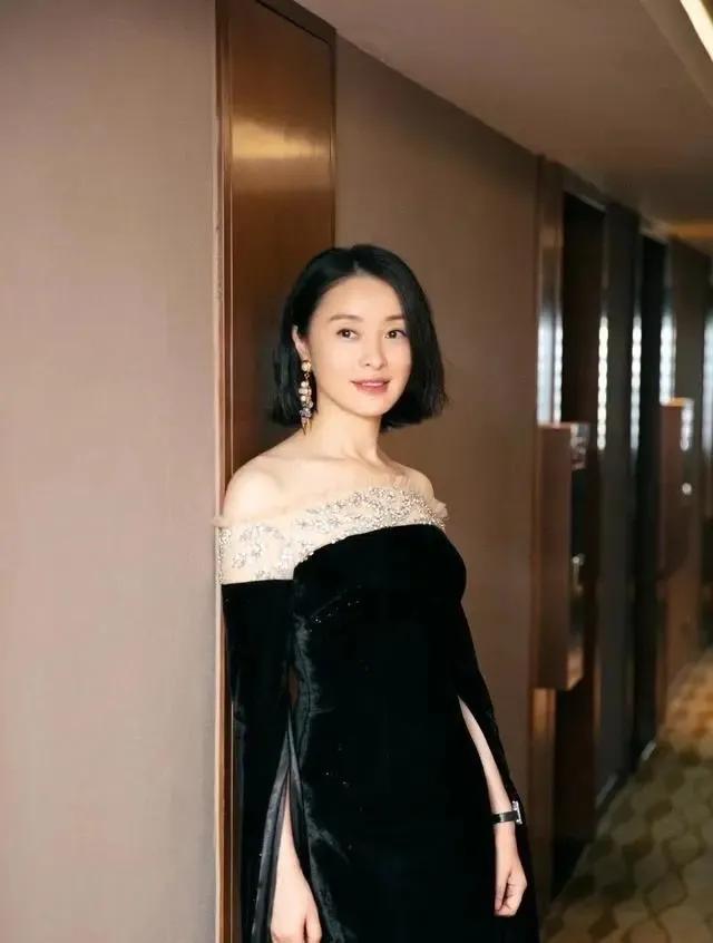 大家有没有同感呢？

在众多的女明星里，她不是最惊艳的那一个，但绝对是看起来让人