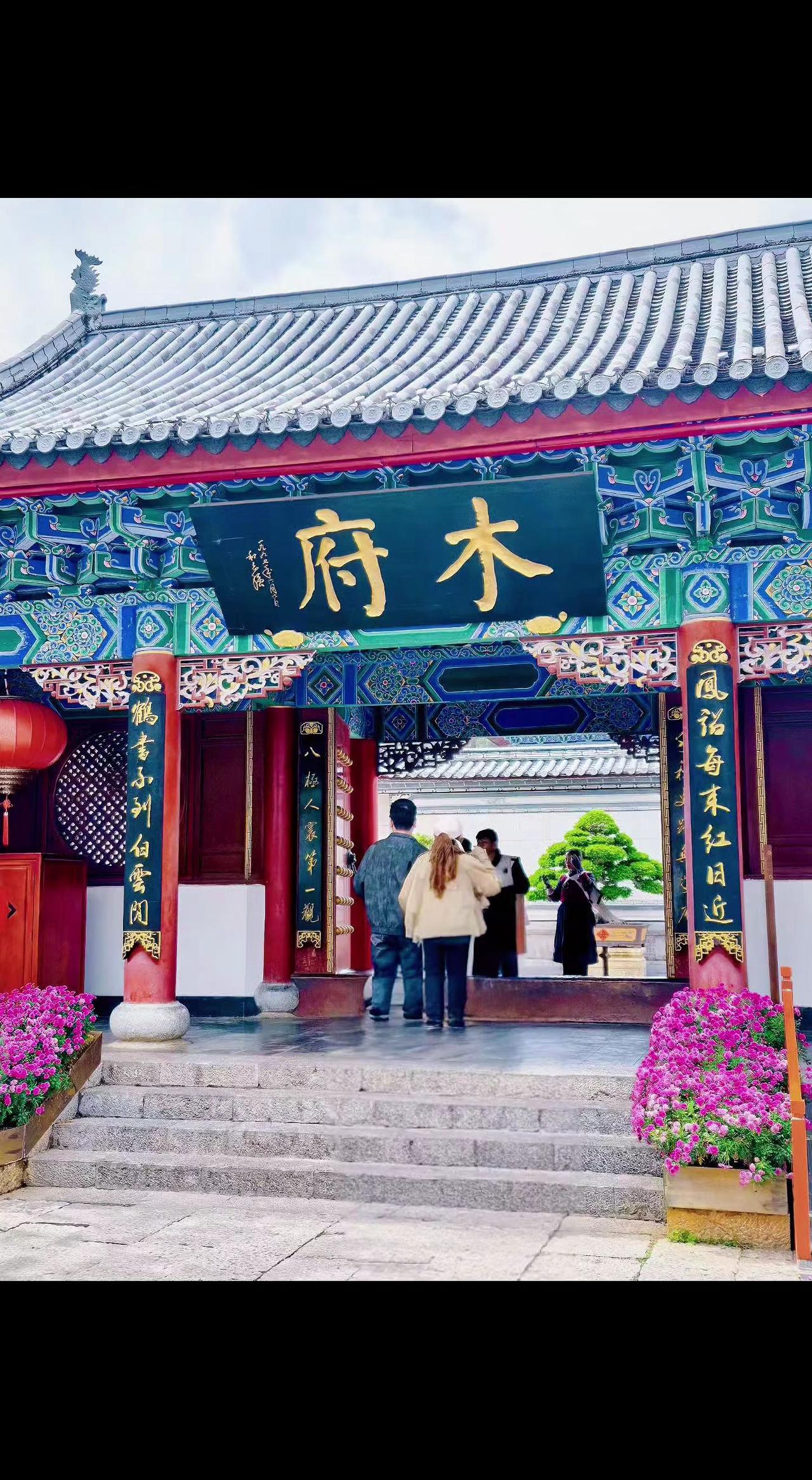 🏮红柱撑起百年檐角，雕花窗棂藏着旧时光✨。青砖台阶上，我们都是历史的过客