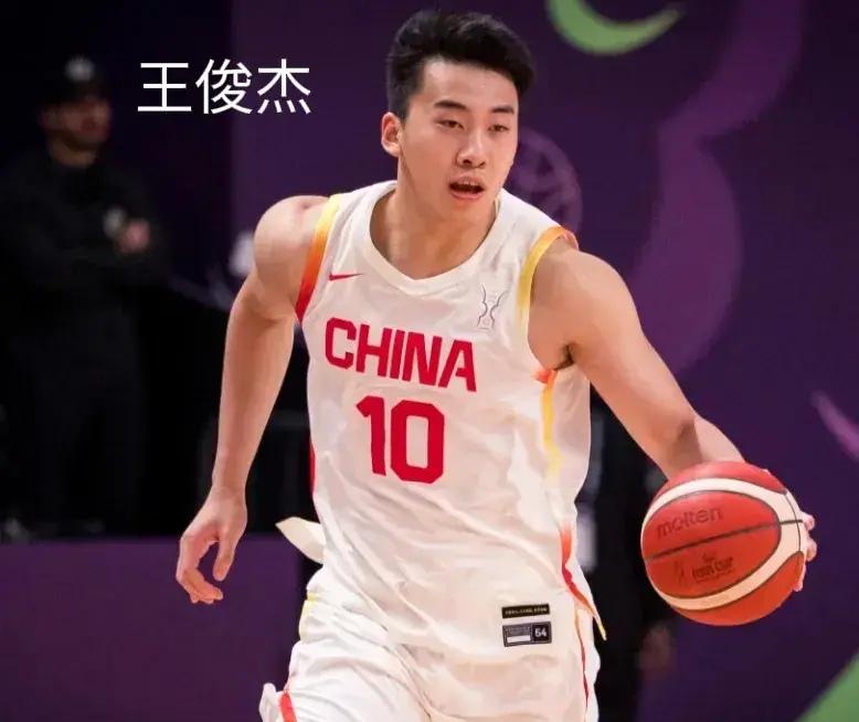 王俊杰，应该是目前中国男篮最需要的锋线球员了吧！有三分，有背身，防守积极，重要的