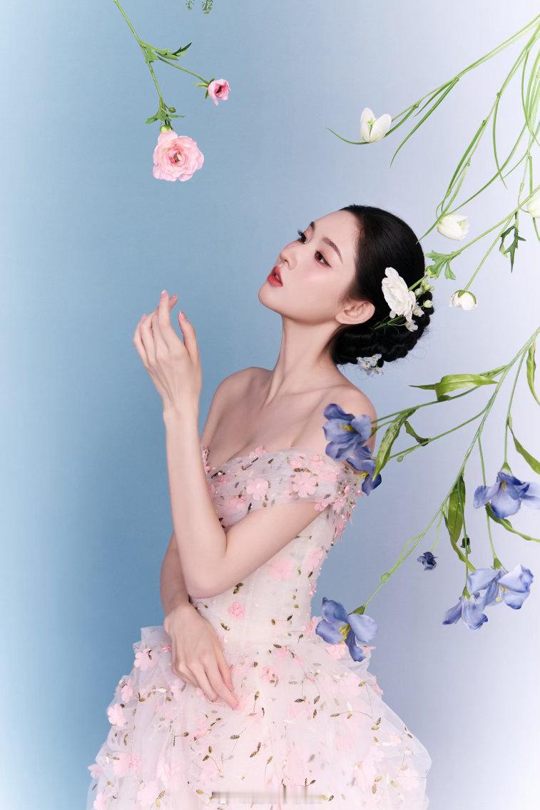 王玉雯一字肩花朵长裙王玉雯苏州活动状态 她当天的妆容也很干净，没有浓重的眼影和抢