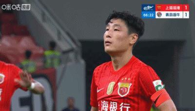 眼神“要坚毅”，海港终于罚进点球了。
中超第24轮，上海海港主场对阵青岛海牛队，