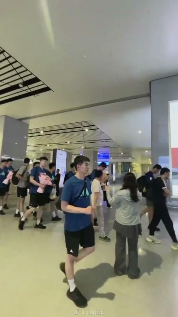 2026世界男排联赛 6月1日深夜，中国男排 大部队乘坐高铁抵达临沂（截图自“临