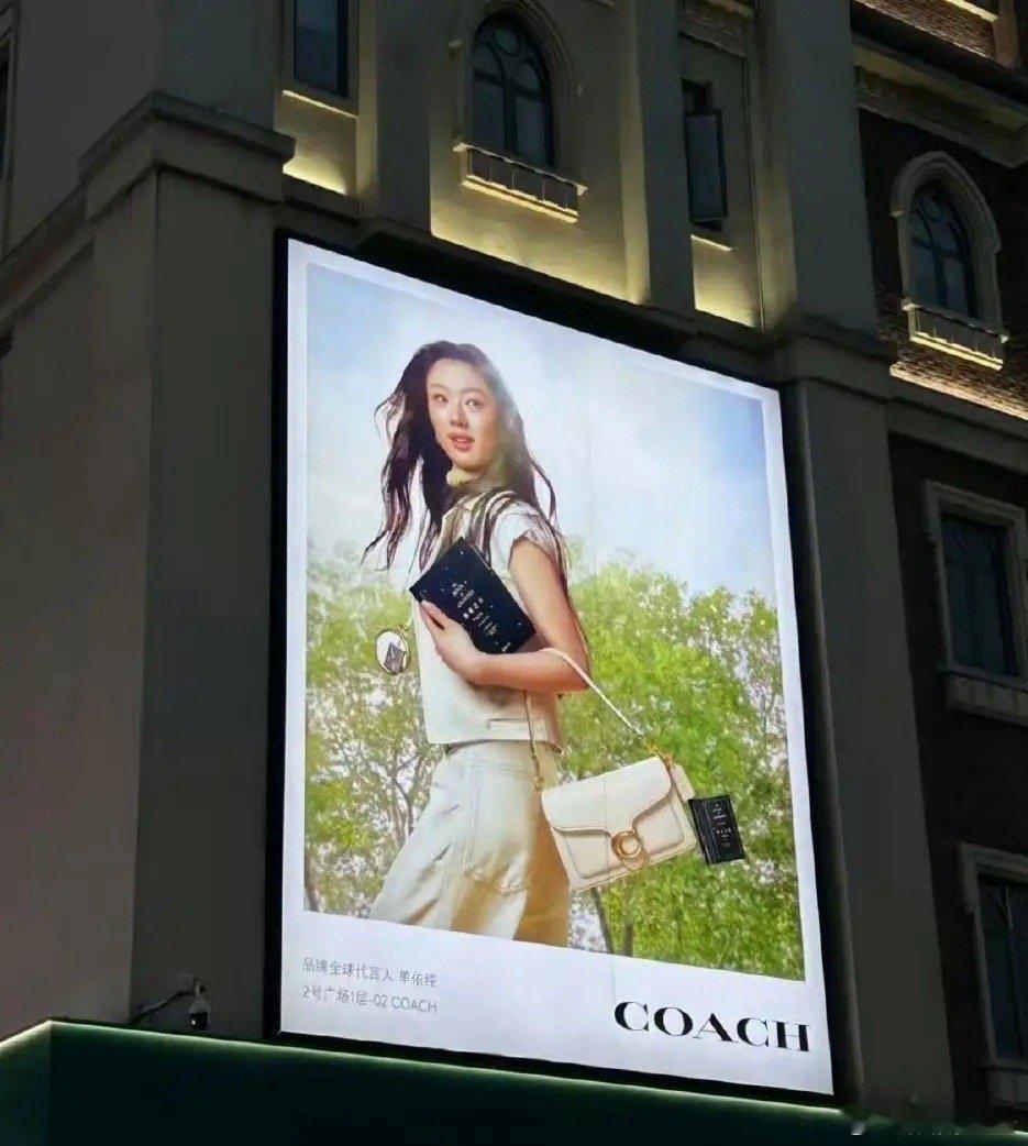 单依纯，好猛！近日，小单又得了个新称号：纯帝。这是怎么回事呢？原来是她又多了一个