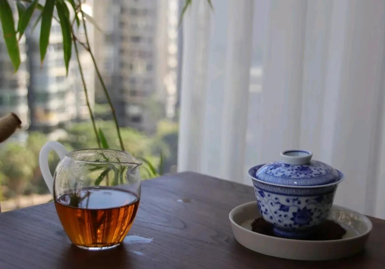 体制内工作的女人不会做的事：

1.不会在大街上大声喧哗，更不会在大街上与别人对