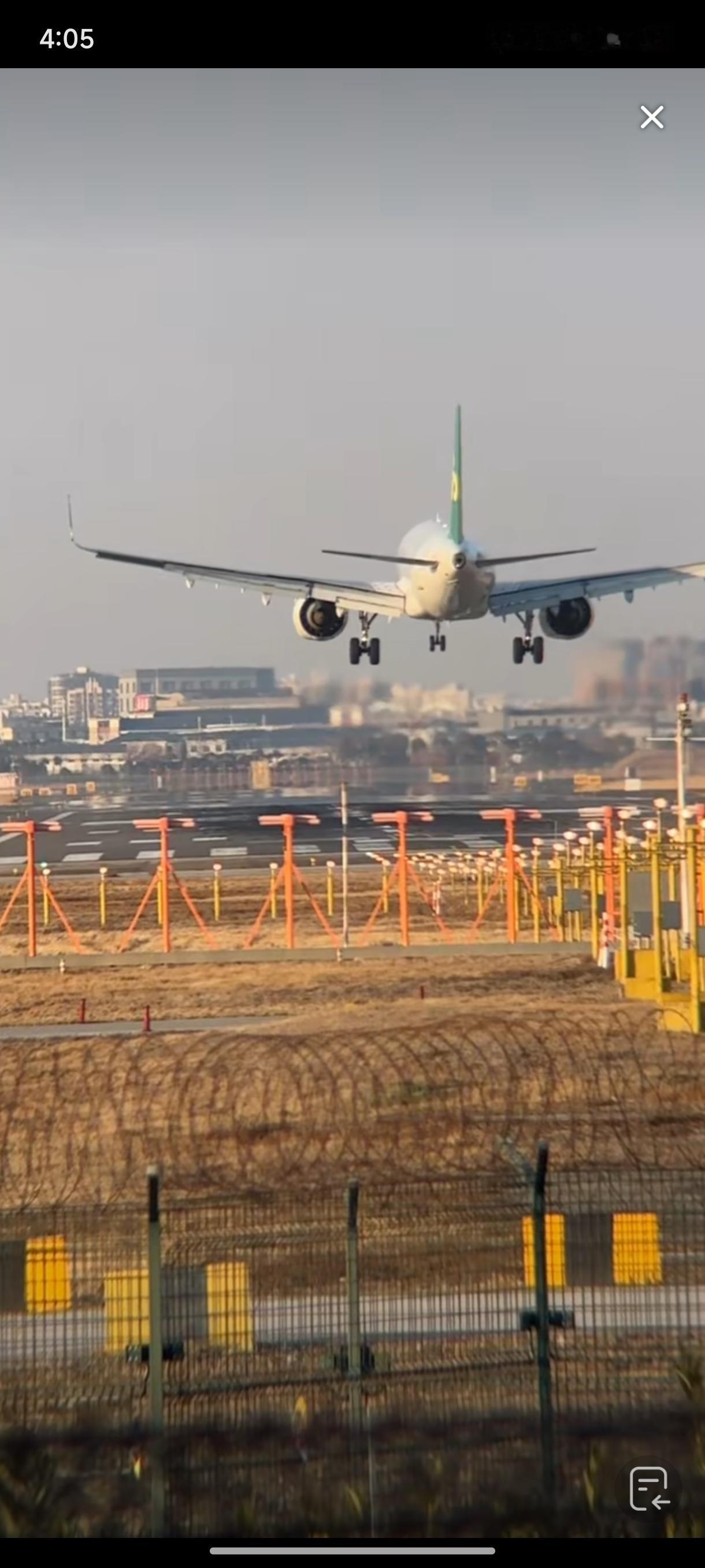 清晨呵出的白气还在玻璃窗上凝着雾，就被航站楼巨大的吞吐声吞没。
推着行李车的人潮