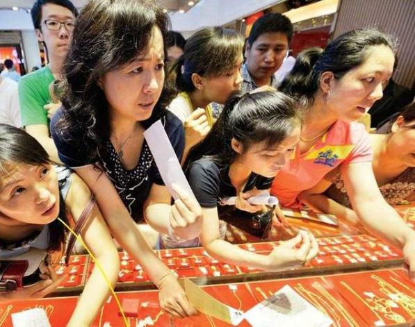 黄金震荡回升，美国ADP就业数据意外降温，就业变化牵动加息预期。

近期国际市场