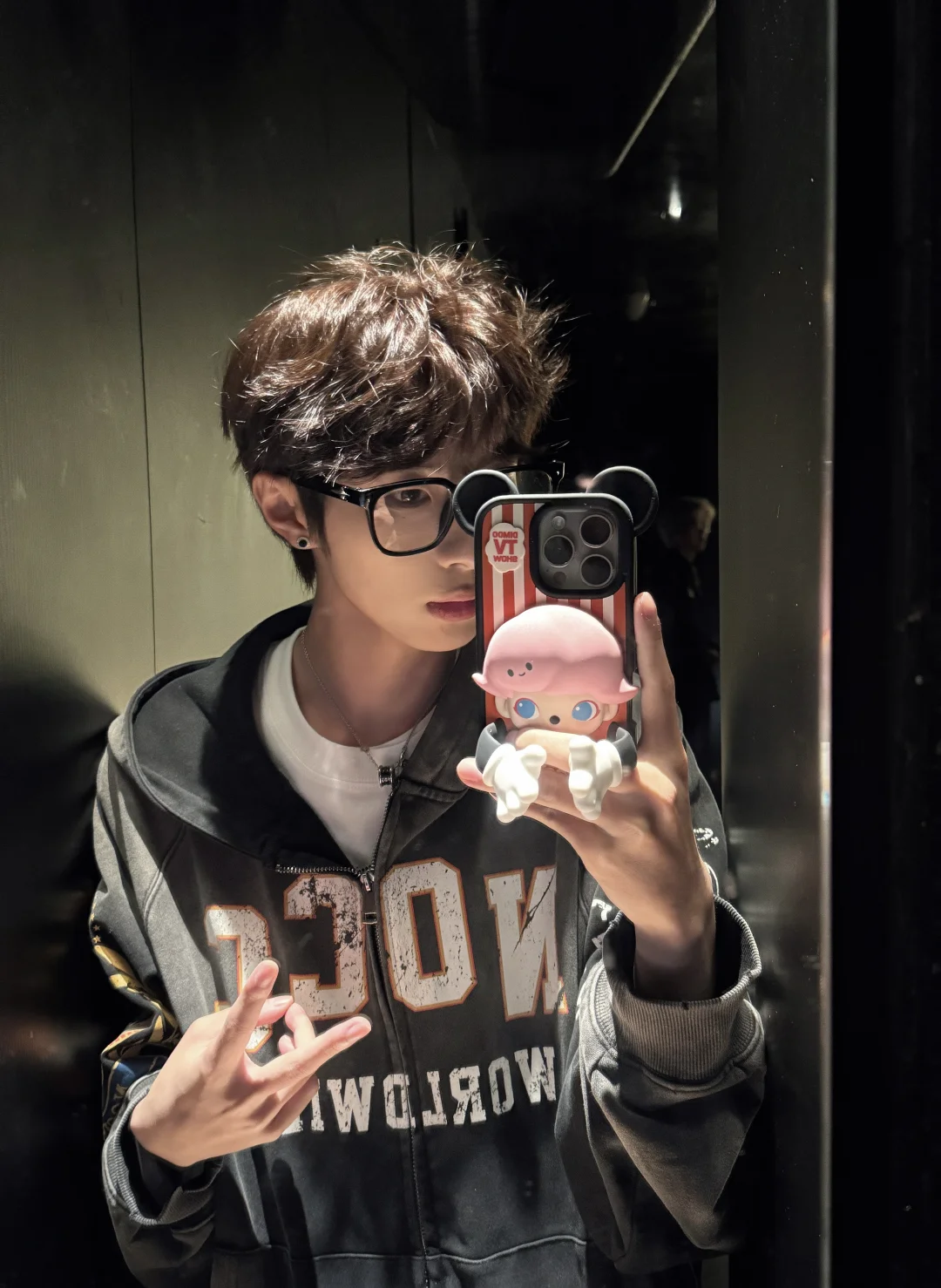 对镜拍和自拍两种感觉