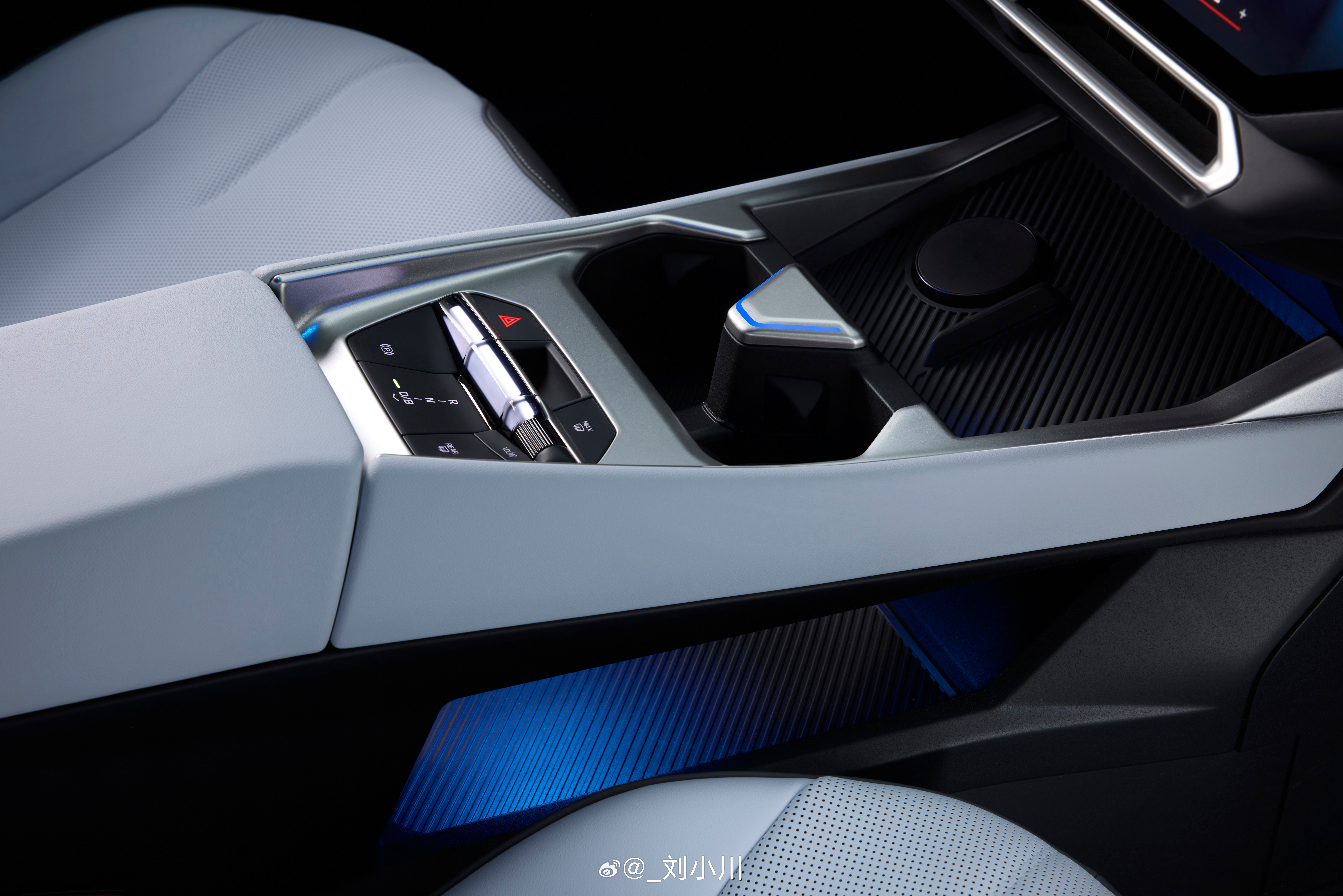 全新一代宝马i3内饰高清原图 附上一组全新一代宝马i3内饰【高清】原图，个人觉得