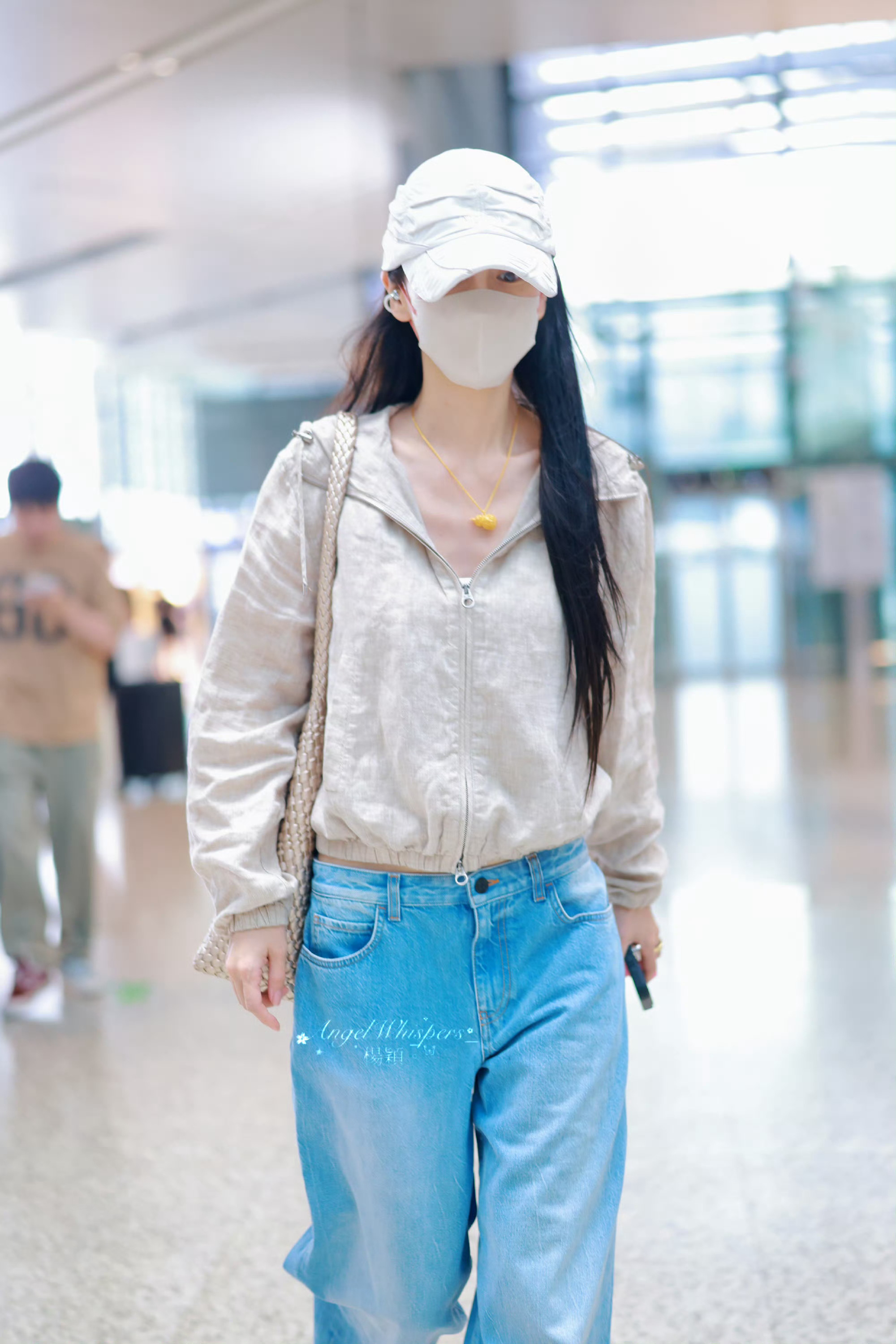 Angelababy机场饭拍，很清爽的一身穿搭期待活动里的美丽baby姐
