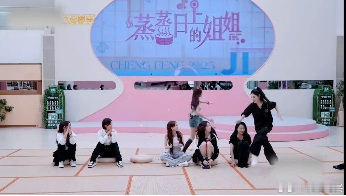 吴宣仪彭小苒你俩什么死动静一个开水壶尖叫，一个光脚狂奔，彭小苒那表情和动作，能笑