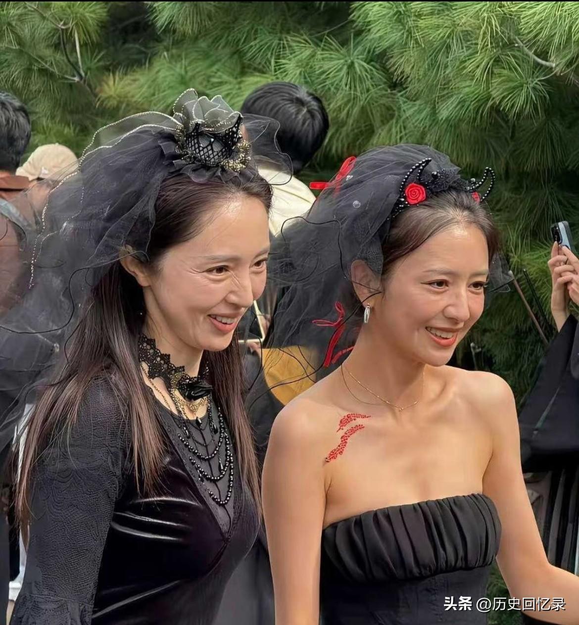 董璇和佟丽娅原相机长这样？
还是有人故意拍的
不过她们似乎都已经40➕的年龄了