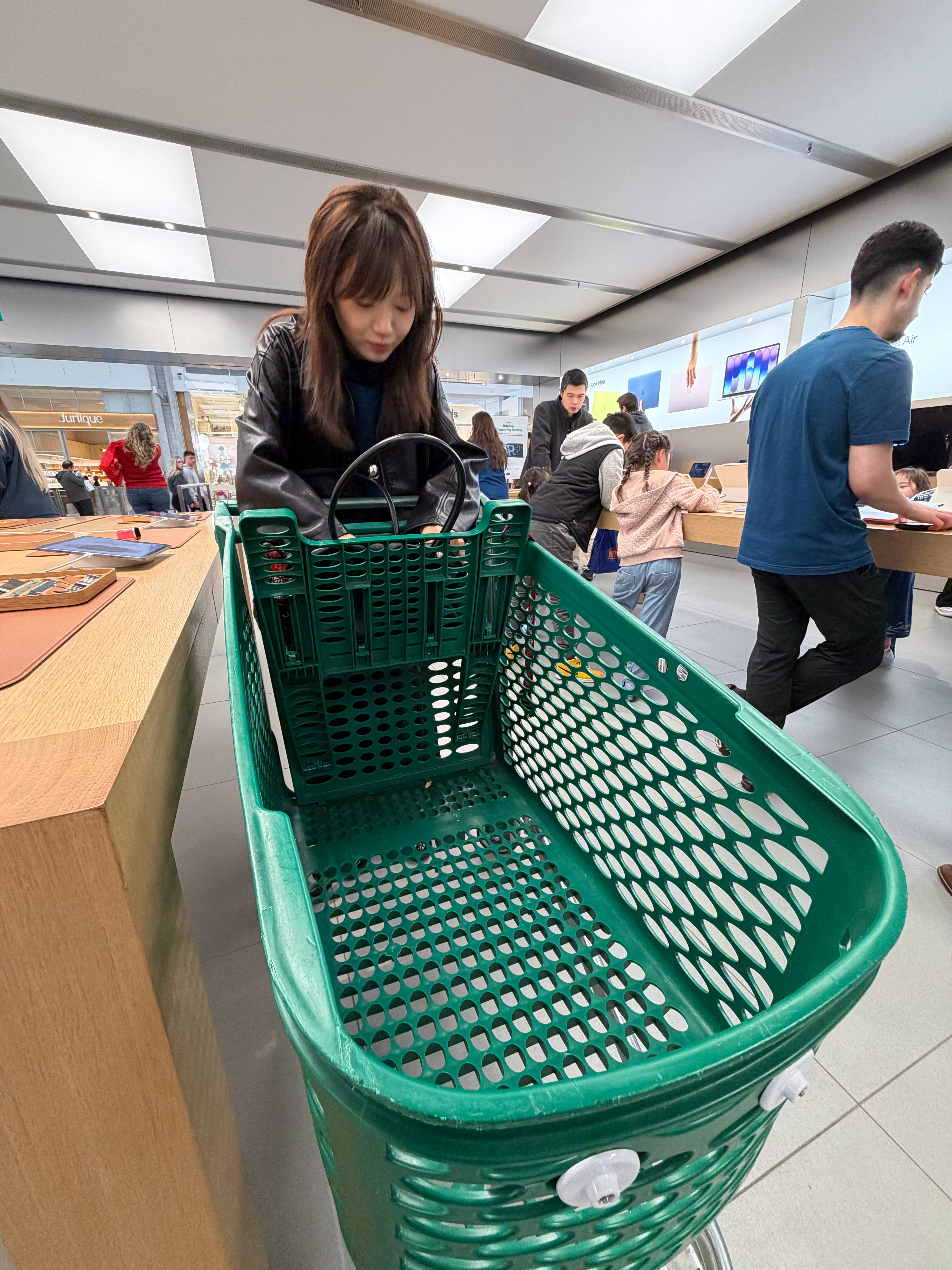 周末了，来苹果店采购一些生活必需品。 