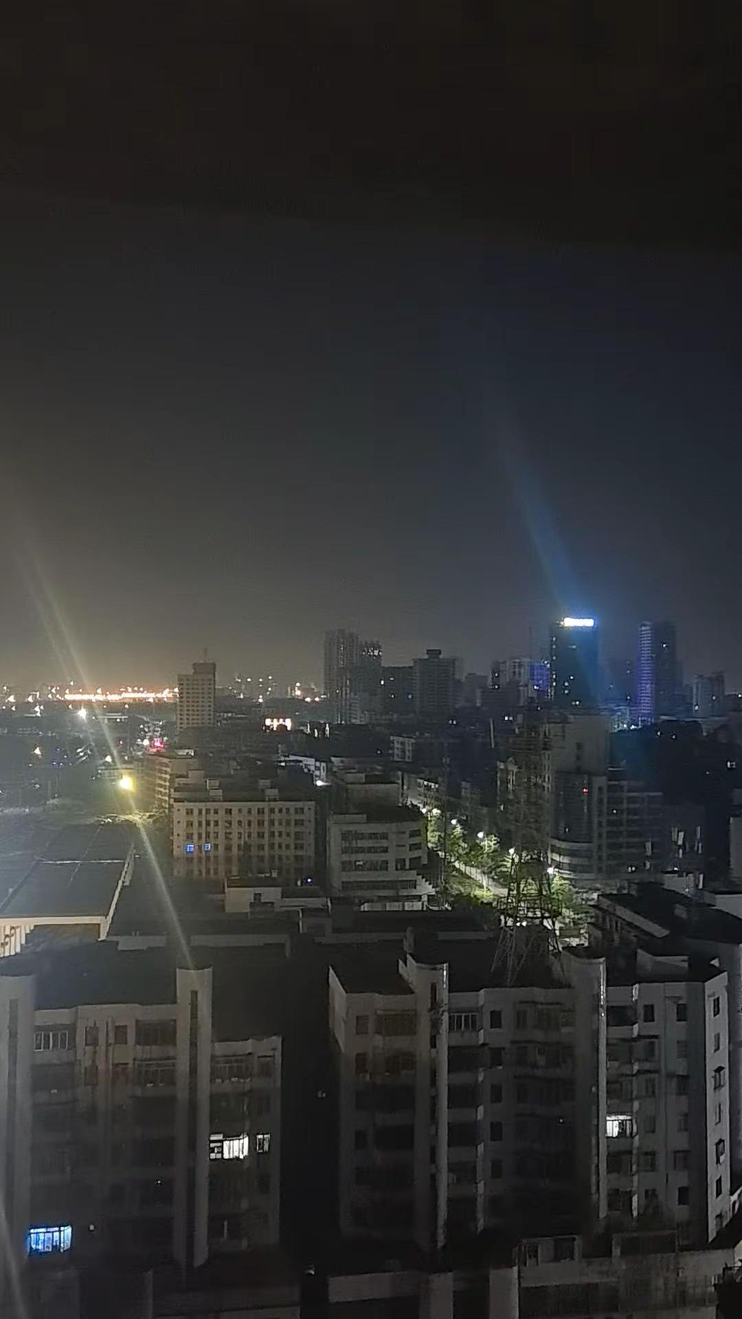 城市的夜晚看窗外的世界