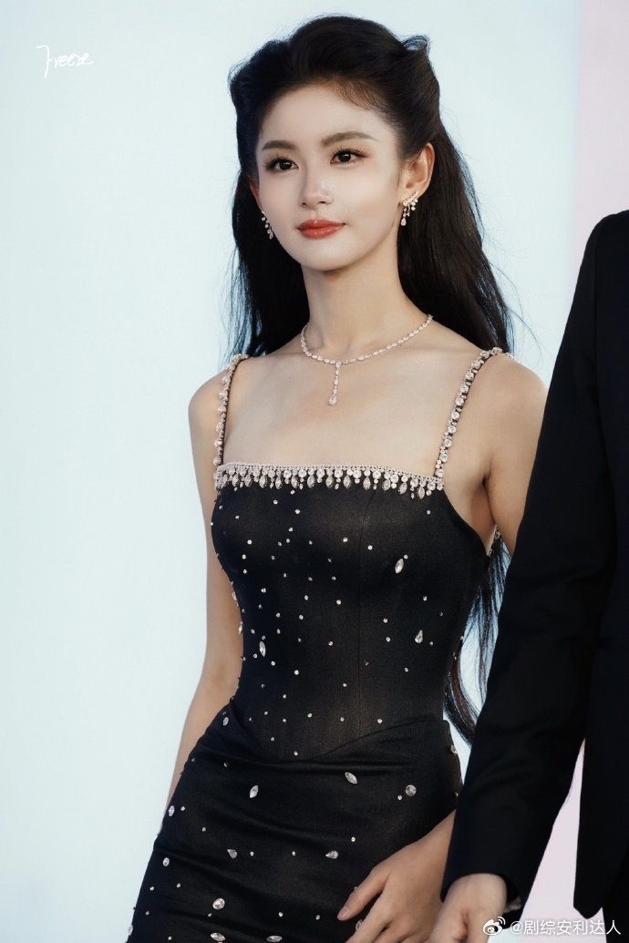 赵晴好瘦赵晴尖叫之夜红毯尖叫之夜赵晴瘦出新高度！身形纤挑线条流畅，生图状态超能打