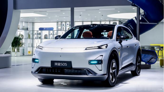 全新深蓝 G318 重塑家用硬派 SUV 标准打破传统方盒子重越野弱城市的痛点，