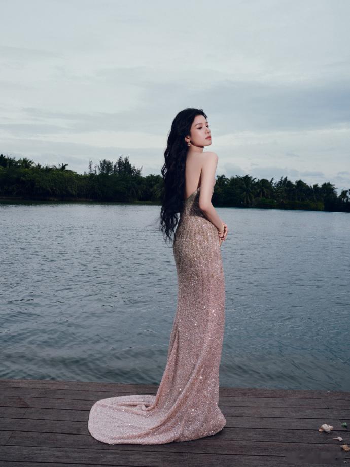 张婧仪ELLE登岛中张婧仪美人鱼登岛张婧仪美人鱼登岛，这这这个腰臀比[哇][哇]