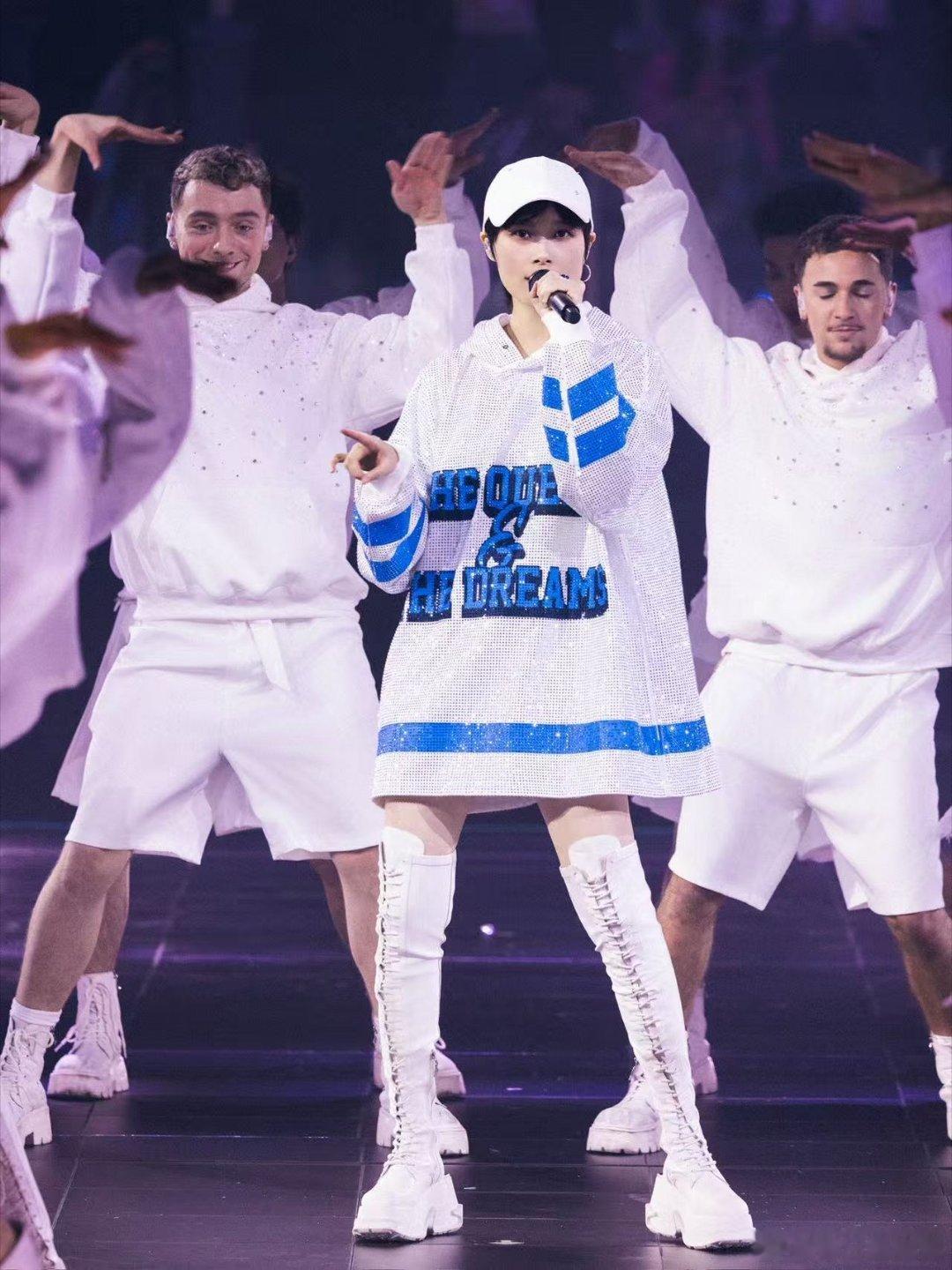 李宇春演唱会是你首唱 重庆站诚意呈现！首次解锁《难哄》片尾曲《是你》，春春的歌声