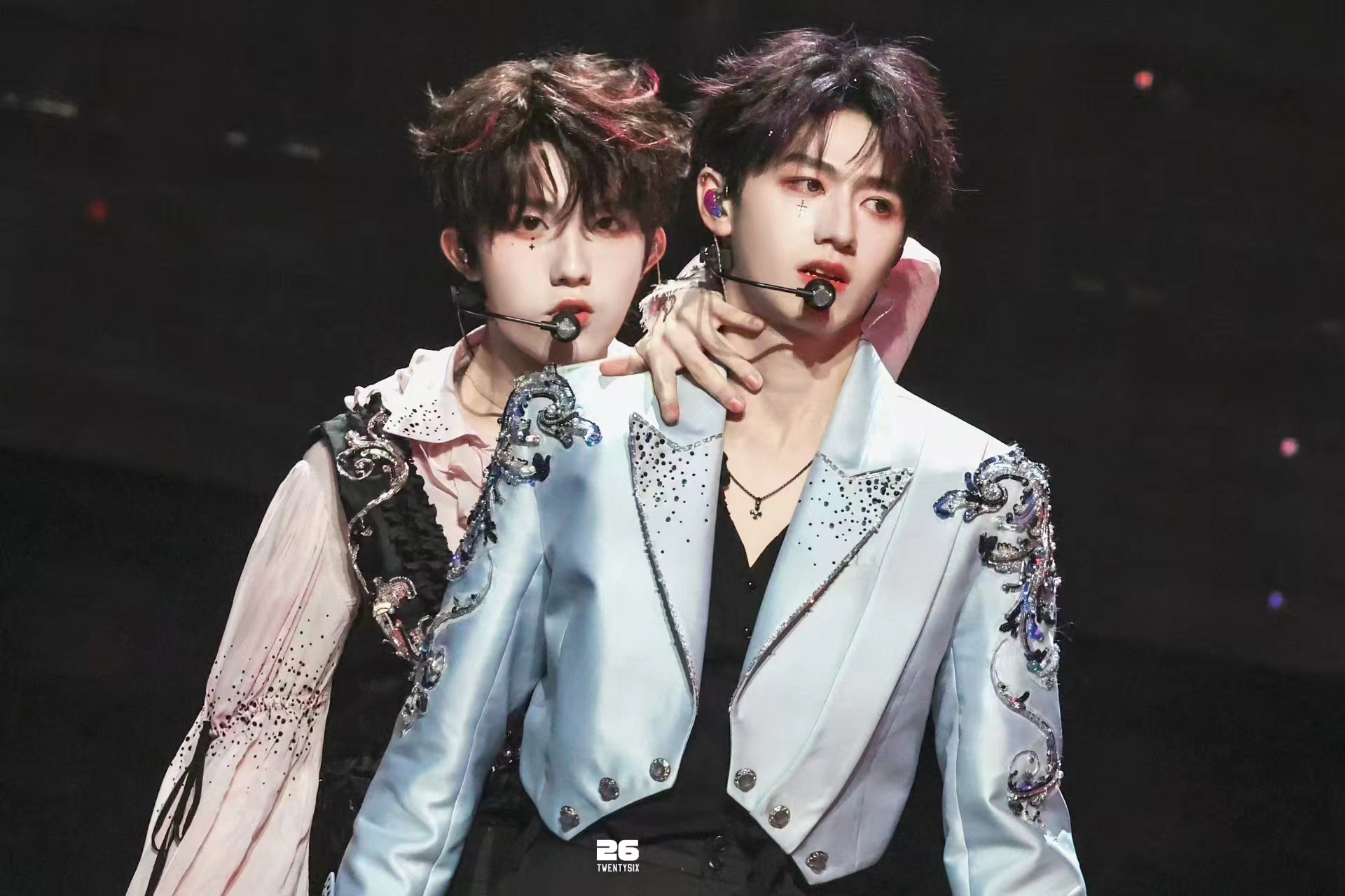 朱志鑫苏新皓blow练习生花絮《Blow》练习生花絮里，朱志鑫和苏新皓太可爱。从