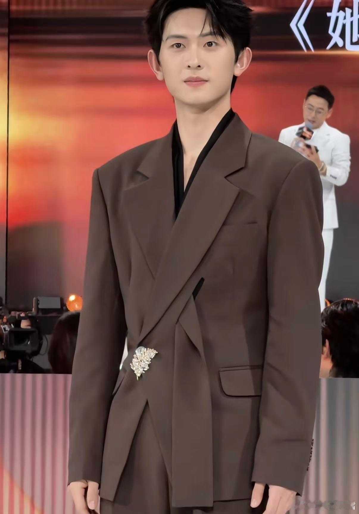 陈添祥温润帅气登场 陈添祥短剧创作之夜登场太可了！一身棕西装温润有气场，走红毯不