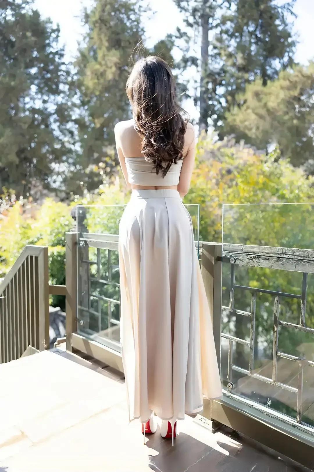 优雅背影，轻纱长裙，阳光下的浪漫时光。