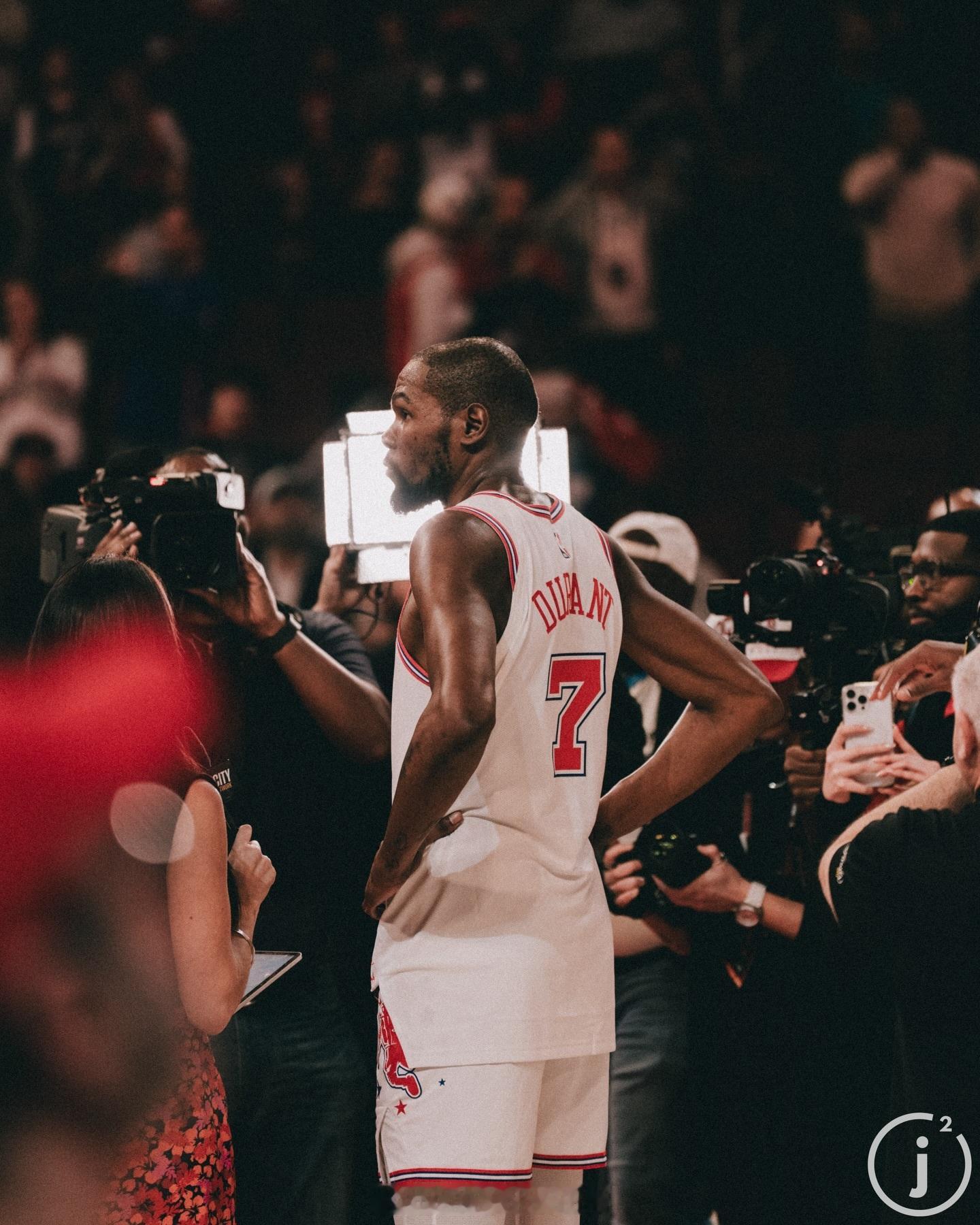 传奇仍在继续！杜兰特升至历史得分榜第6位杜兰特生涯总得分超越诺维斯基休斯顿火箭