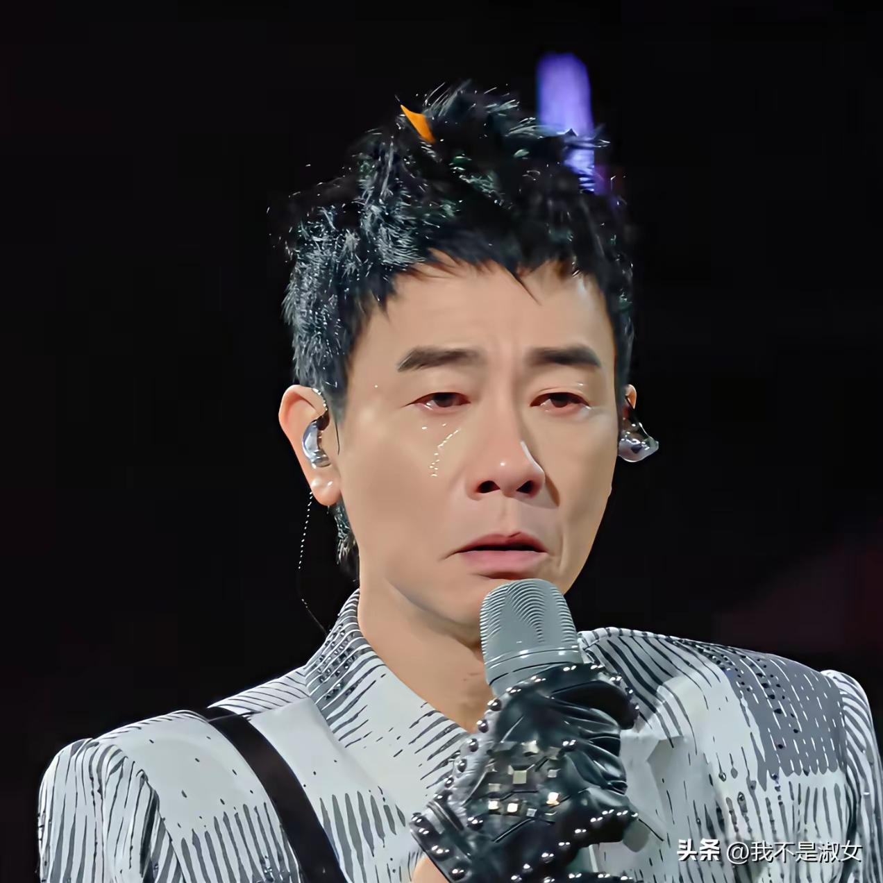 看陈小春开演唱会，突然懂了：有些热闹，是中年人对抗内耗的特效药。
 
58岁的人