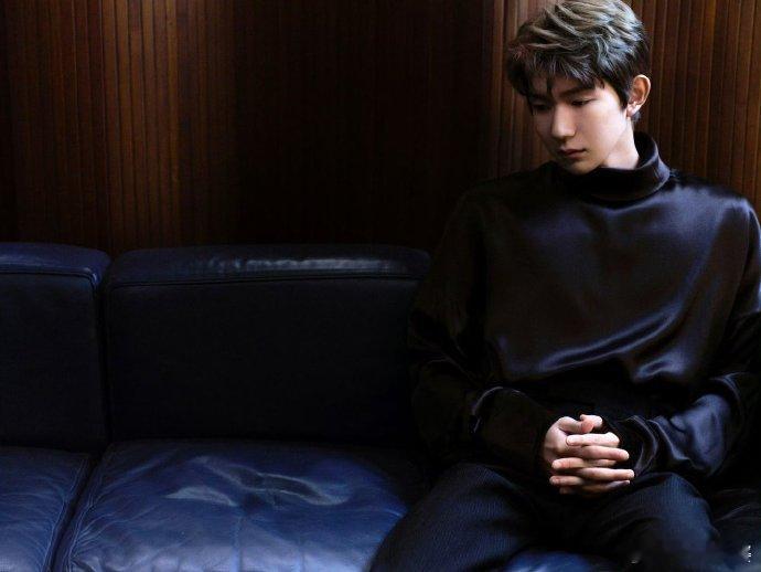 #王源24岁生日碎片plog#王源生日时的全黑 look，宛如夜空中最神秘而耀眼