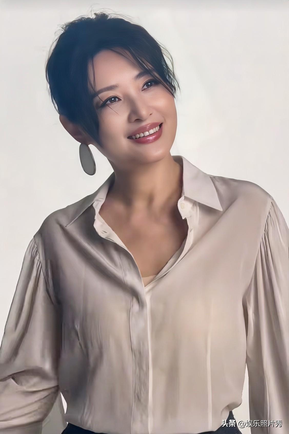 很多人说她，没有“大女主”气质，演短剧根本“压不住”场！

她穿着朴素，白色衬衫