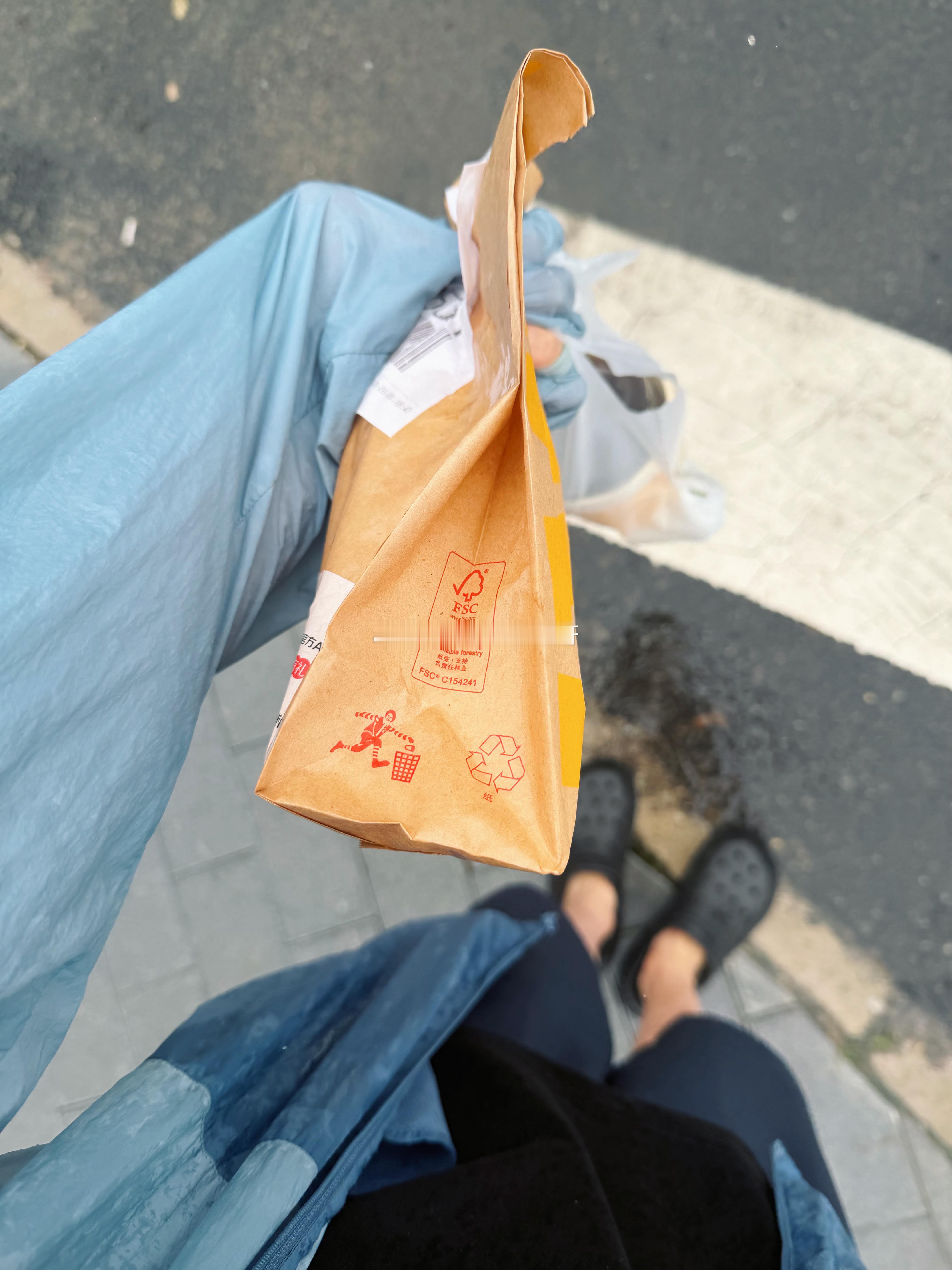 我今儿的出门没带伞，淋成落汤鸡了[淡淡的] ​​​