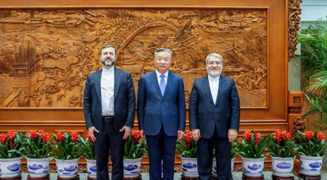 伊朗到访北京求救！美国直接放话威胁，中国硬憋6天放大招
 
8月17日，外交部副