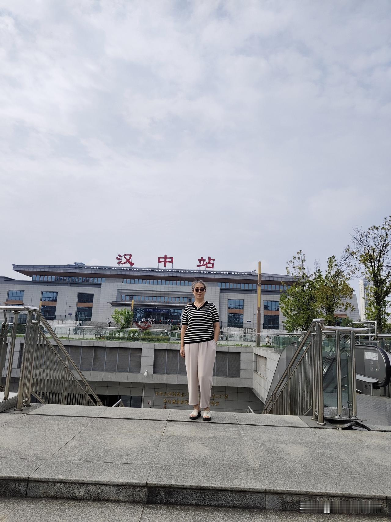 汉中华阳古镇的旅居时光结束，我踏上了归程。
每次出行，我总会失眠。吃过早饭，我登