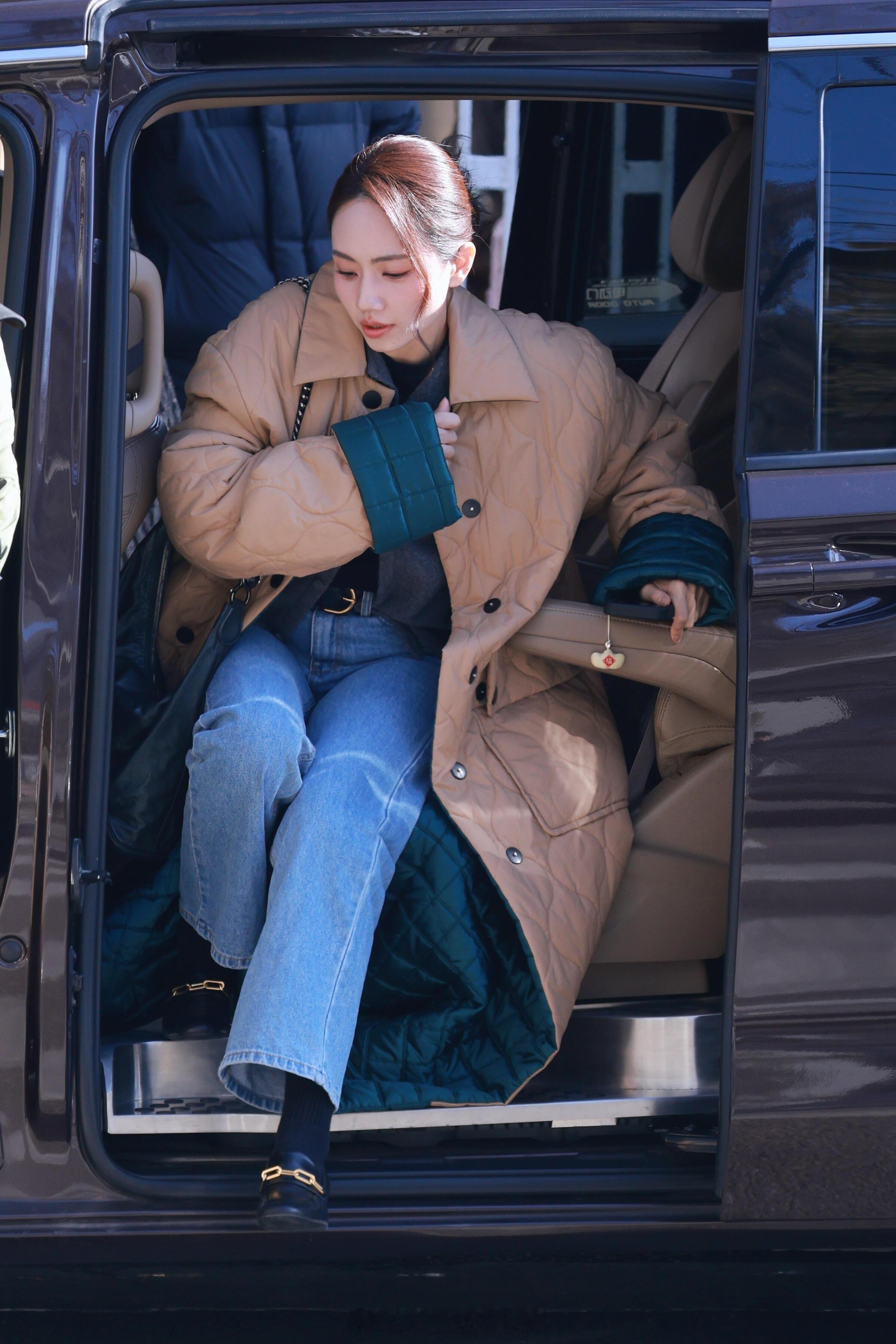 刘惜君一秒baby一秒mommy 刘惜君春晚第三次联排状态好到发光，简约长款外套