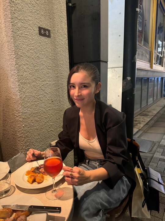 在餐厅吃饭被闺蜜偷拍啦👀