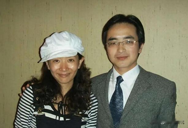 当年王芳不顾父母的反对，嫁给大自己15岁的教授，但让王芳没想到的是从怀孕到生产，