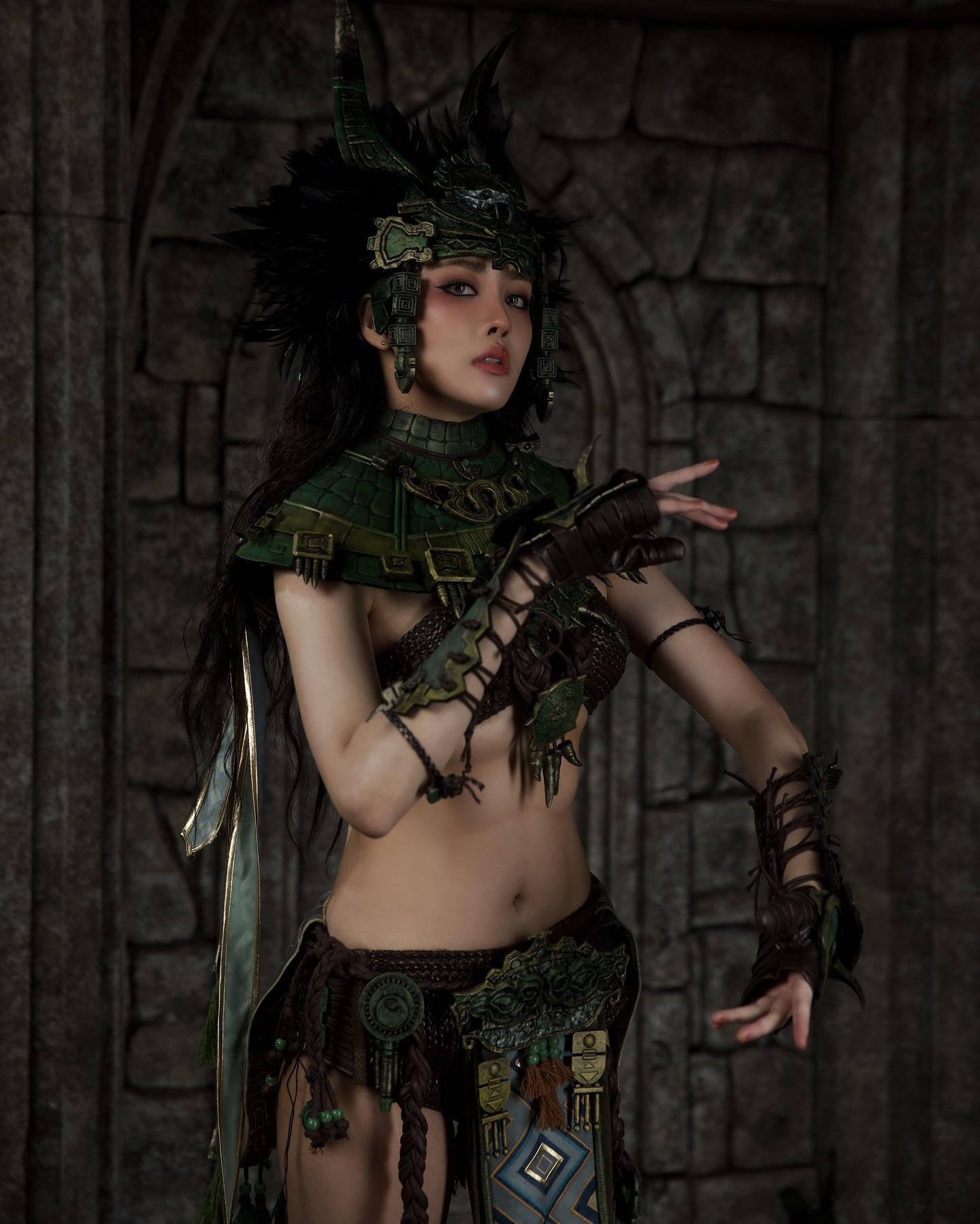 【赖琳恩Cos游戏角色神还原】性感美女赖琳恩，有着诱人火辣身材，担任游戏代言的她