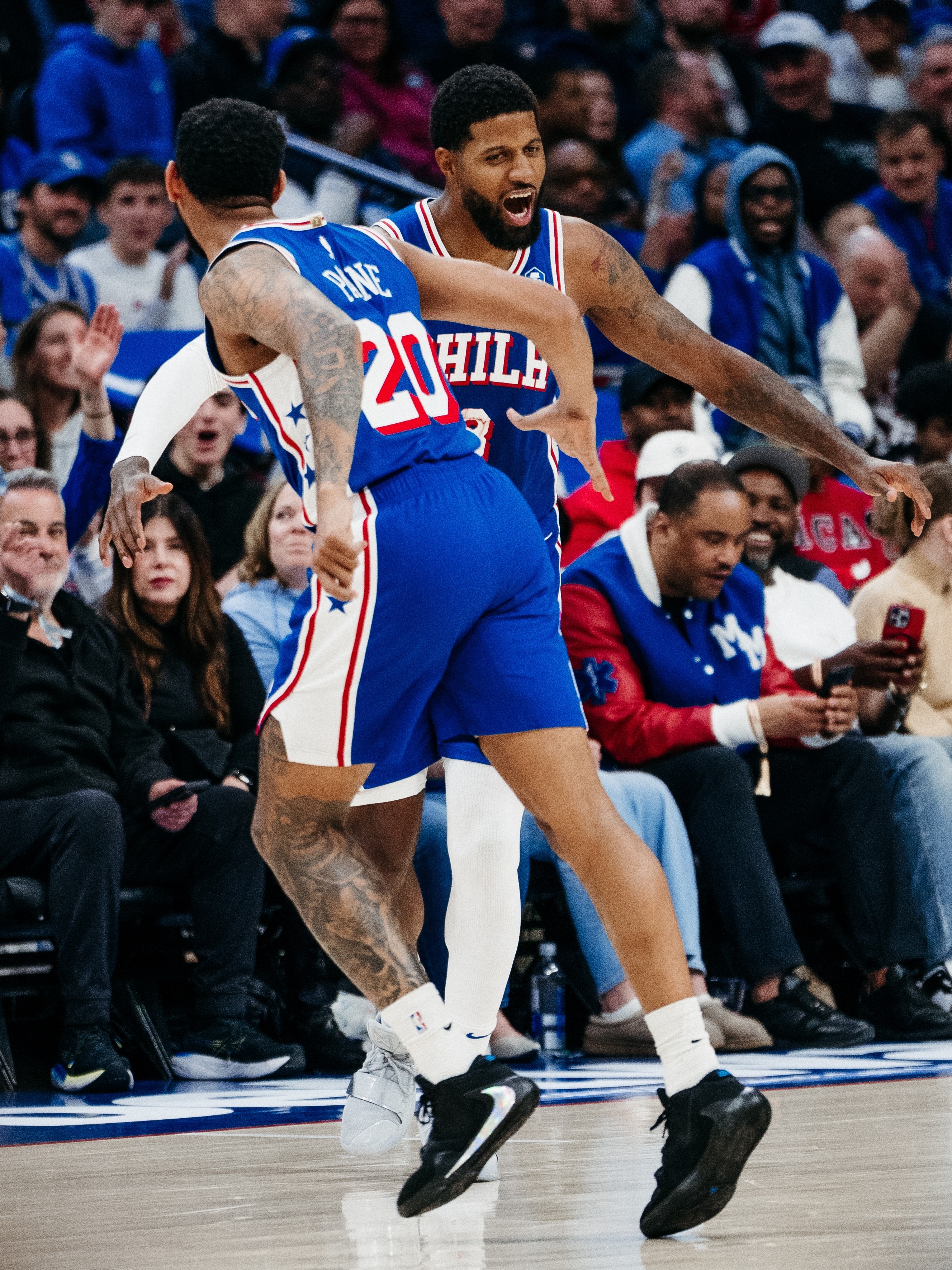 全场比赛结束：76人队主场157-137战胜公牛队！完美首秀！乔治今日仅上场26