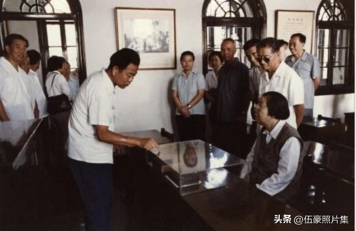 1983年9月6日，时年79岁的邓颖超同志在她深爱的“第二故乡”天津，参观了位于