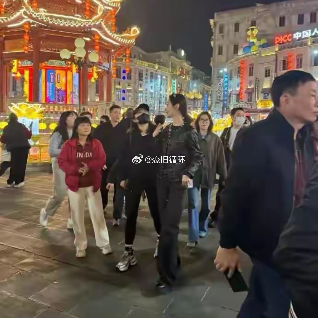 一直以为宋轶是那种软萌甜妹。没想这么高，人群中一站，身高和脸的反差也太大了吧